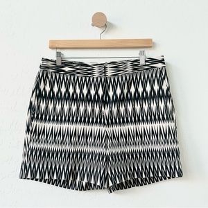 Worthington Shorts, Tribal Black and White Pattern Size 10, Excellent Condition